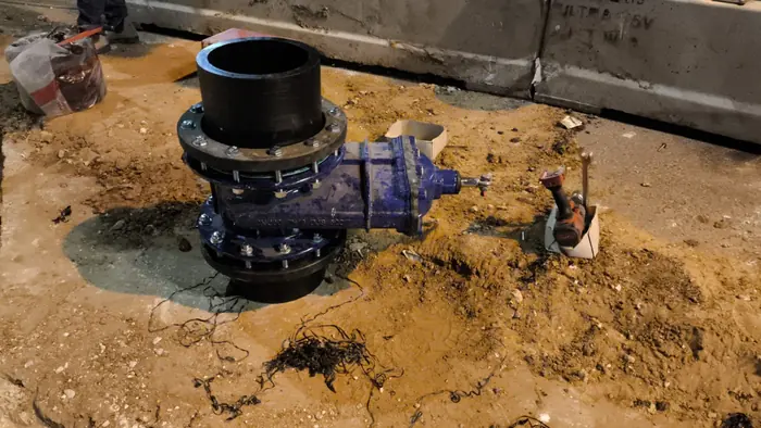 התקנת מגוף בקוטר גדול על קו הצנרת בתוך החפירה.