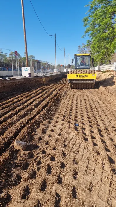הידוק שכבת מצע במכבש לאורך התוואי החפור.