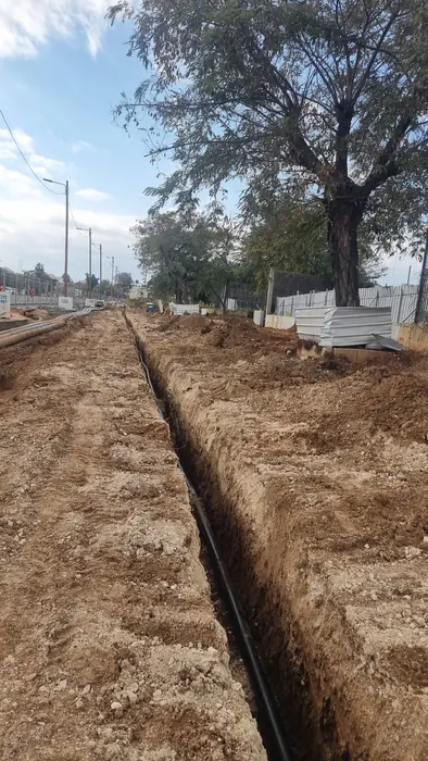 חפירת תעלה צרה לאורך התוואי, מוכנה להנחת צנרת.