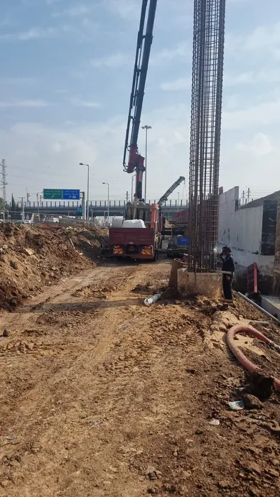 ביצוע כלונסאות באתר, לצד קיר דיפון.