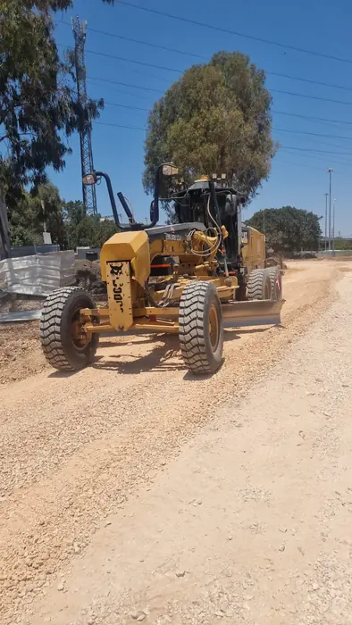 יישור שכבת מצע בגרדר בדרך העבודה שלאורך התוואי.