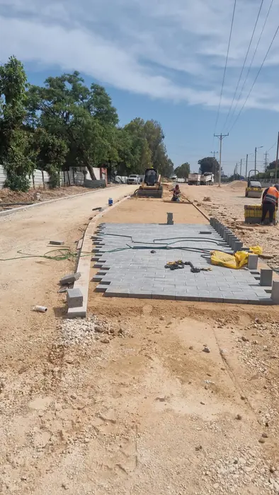 אלמנטי בטון טרום ערוכים לאורך התוואי לפני התקנתם.