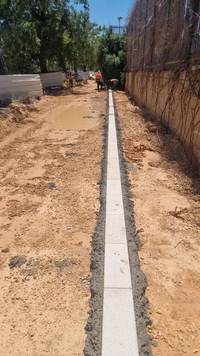 הנחת אבן שפה ותעלת ניקוז לאורך התוואי החפור.
