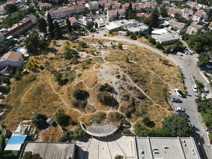 צילום אוויר של גבעת הפארק בשלב מוקדם: תוואי השבילים מסומן בקרקע לפני עבודות הגינון.