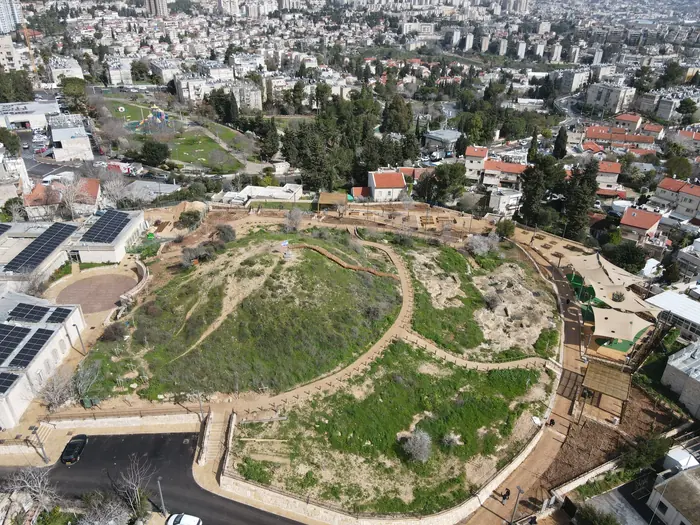 צילום אוויר של הפארק המושלם מזווית רחבה, עם מערכת השבילים והגינון בין בתי השכונה.