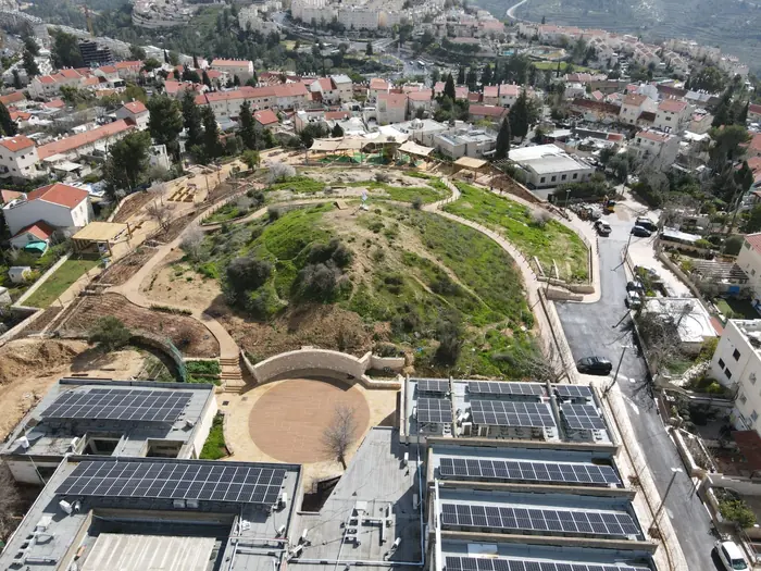 צילום אוויר של הפארק המוגמר עם הרחבה המעגלית במרכזו.