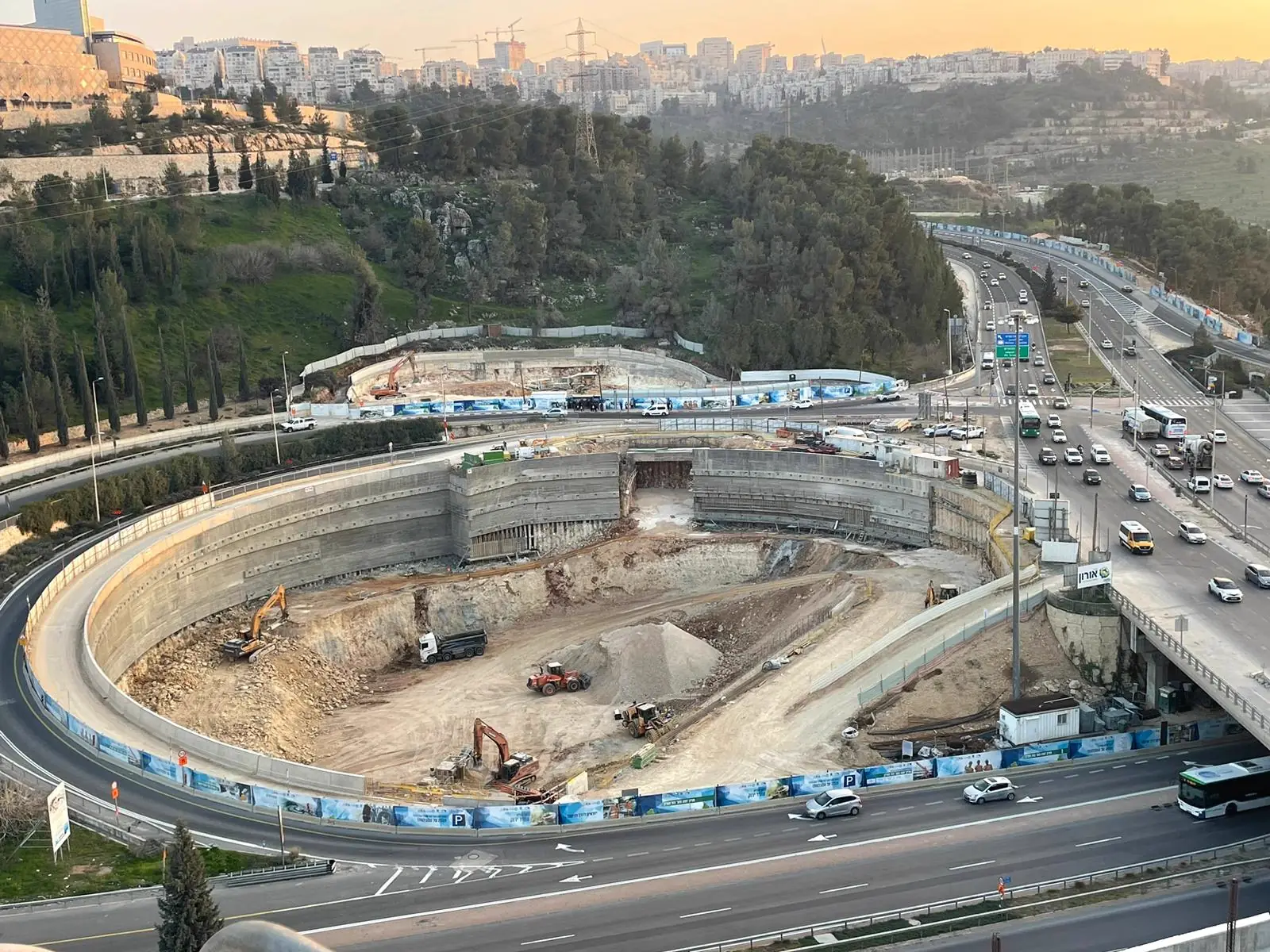 חניון ומסוף אוטובוסים 4-9 · תיעוד מהשטח