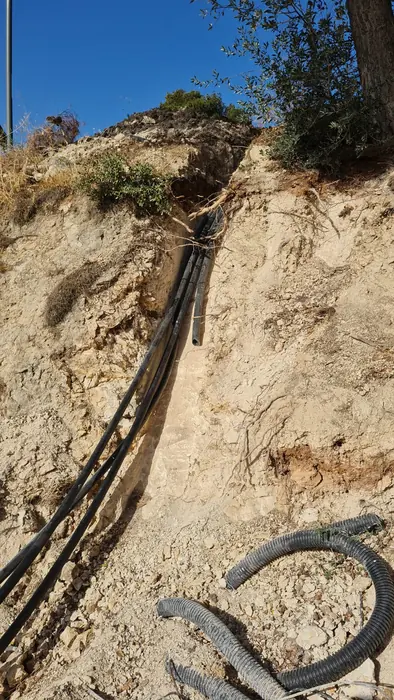 הנחת שרוולי השקיה במדרון סלעי לאורך התוואי, לפני כיסוי.