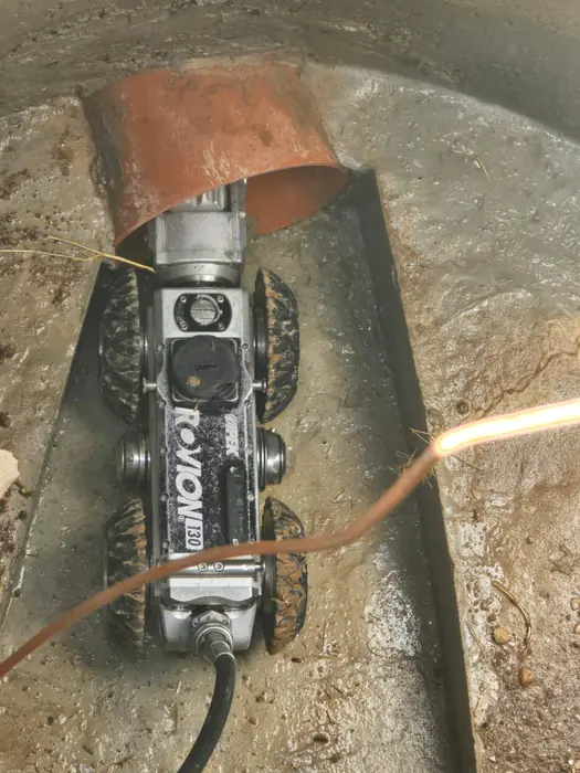 רובוט בדיקה בתוך קו צנרת, לתיעוד מצב הקו מבפנים.